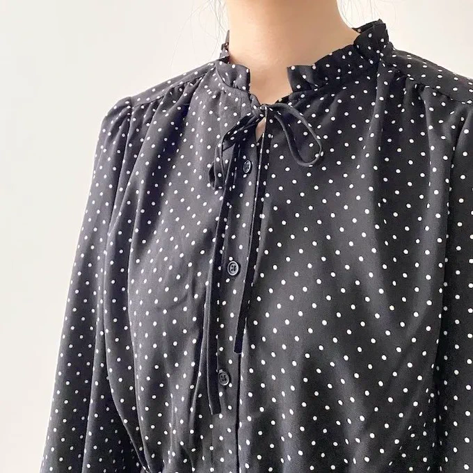 【ヘビロテ】シルエットが美しすぎるGUの「高見えワンピ」レトロ風なデザインにときめきが止まらない! の「ドットワンピース」がめっちゃかわいい!一枚着るだけでサマになる、クラシカルなデザインが魅力的ですシルエットもきれいで、お値段以上に高見えしますよ! 