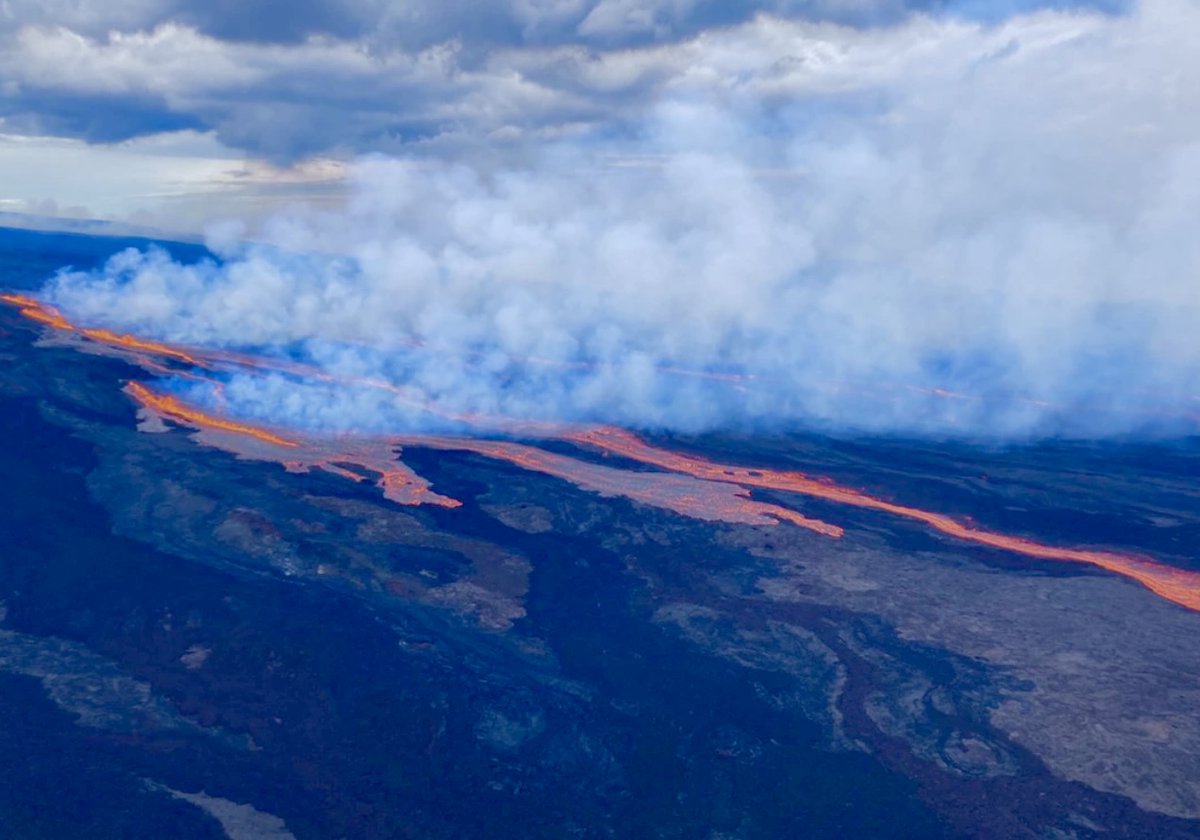 PlanetDiary's tweet photo. Rivers of lava blazing from Hawaii’s #MaunaLoa volcano! https://t.co/0t1MdDkyhT