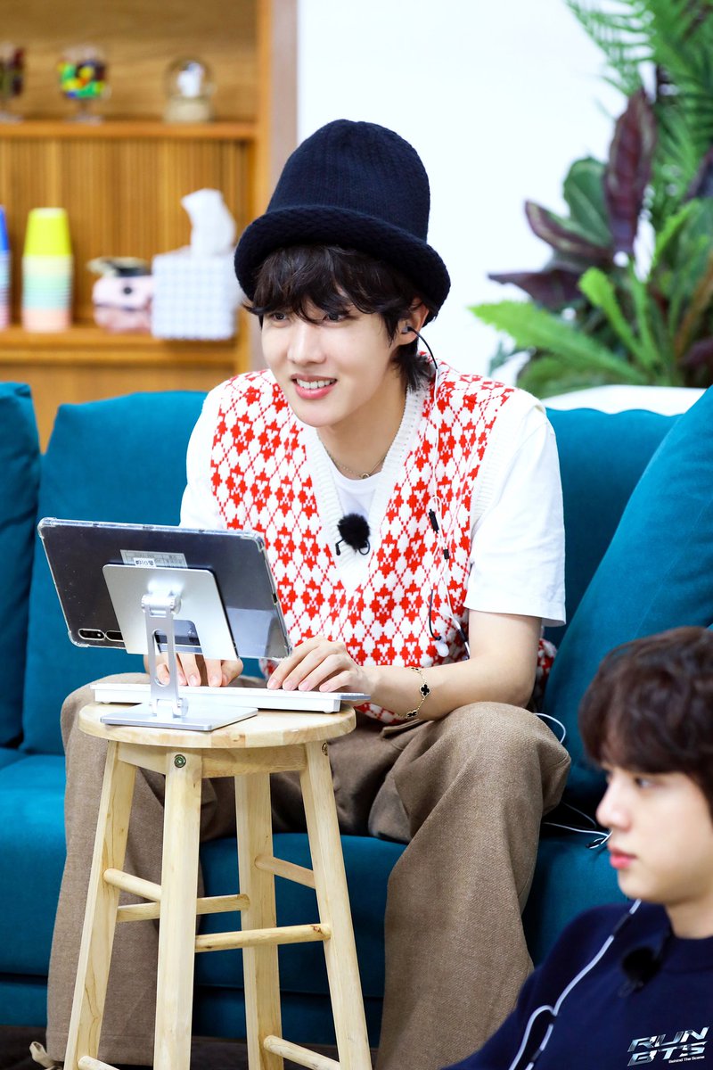 BTSpics_updates's tweet photo. [Behind Cut] (1)
Run BTS! 2022 Special Episode - ‘RUN BTS TV’ On-air Part 2 Preview 🎬

📆Nov 29th 9PM (VLive) 11PM (YouTube)

Kim Namjoon (RM)
Kim Seokjin (Jin)
Min Yoongi (SUGA)
Jung Hoseok (j-hope)

#BTS #RunBTSTVOnAir #RM #JIN #SUGA #JHOPE #남준 #진 #슈가 #제이홉 #방탄소년단 https://t.co/kwXtxSq9yz