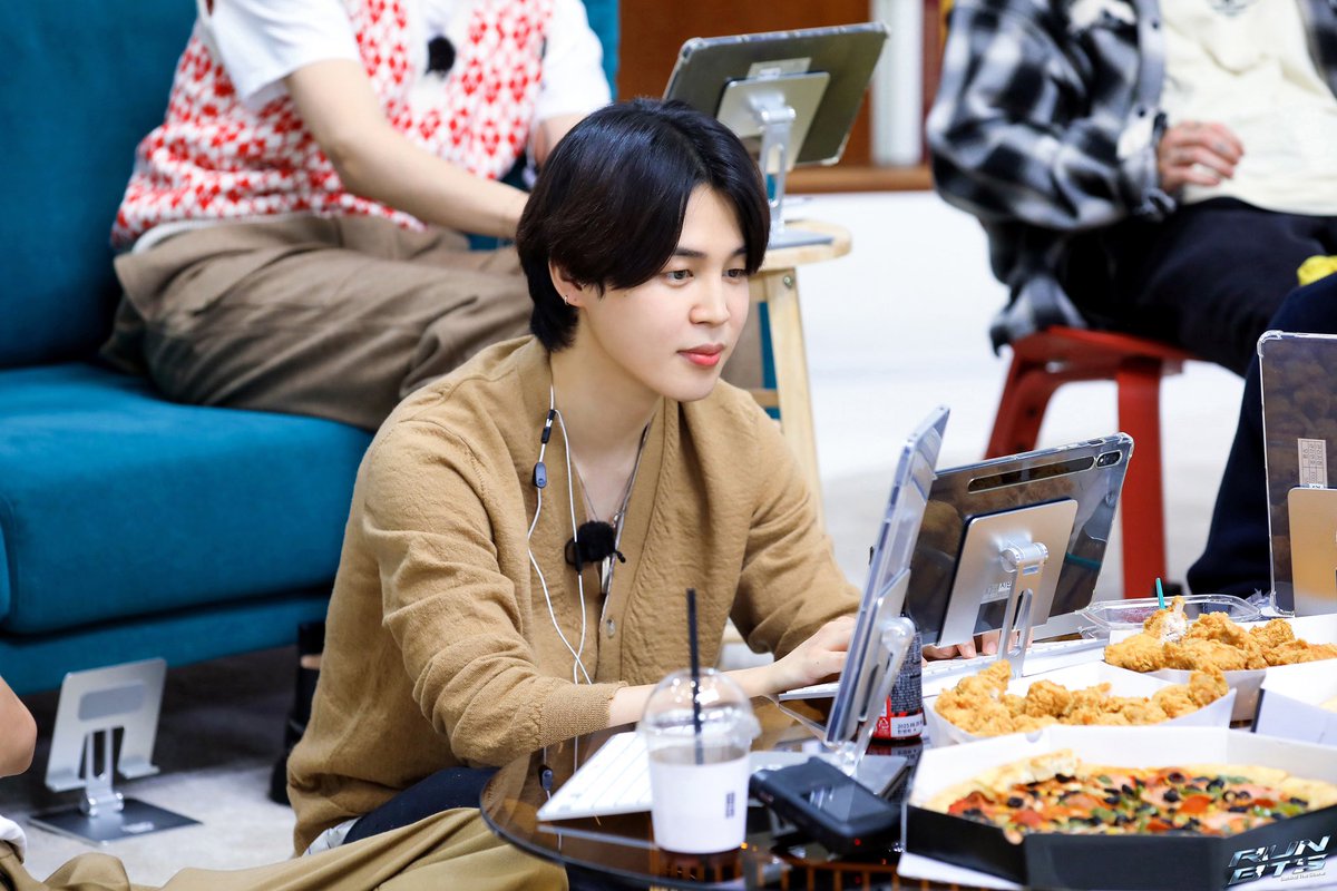 BTSpics_updates's tweet photo. [Behind Cut] (2)
Run BTS! 2022 Special Episode - ‘RUN BTS TV’ On-air Part 2 Preview 🎬

📆Nov 29th 9PM (VLive) 11PM (YouTube)

Park Jimin (Jimin)
Kim Taehyung (V)
Jeon Jungkook (Jungkook)

#BTS #RunBTSTVOnAir #JIMIN #V #JUNGKOOK #JK #jiminie #tae #지민 #태형 #뷔 #정국 #방탄소년단 https://t.co/EaUGEvK0MG