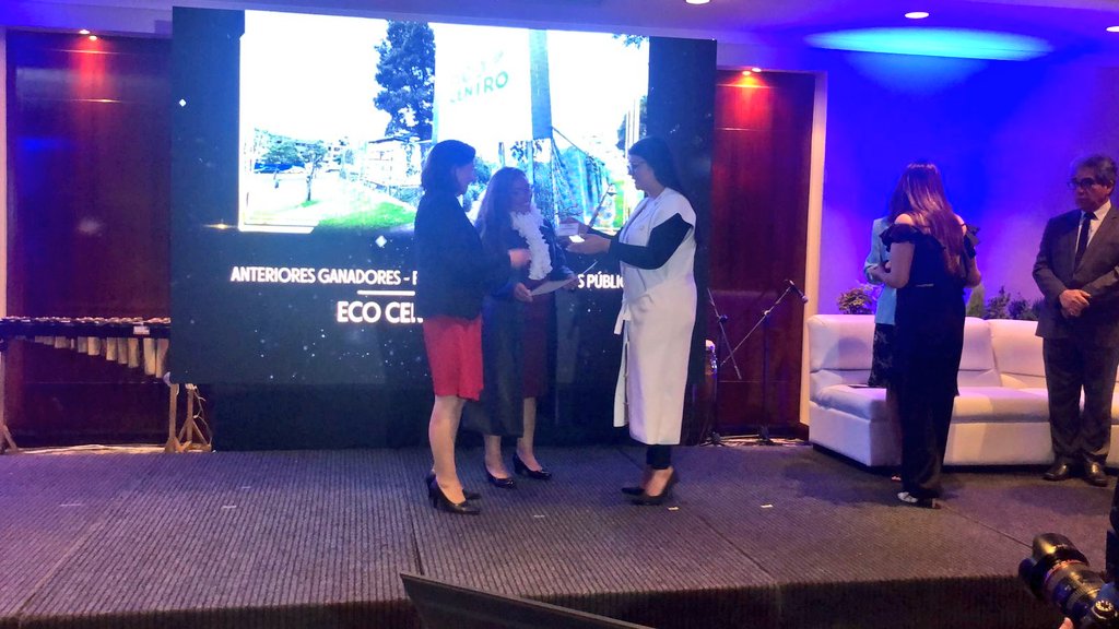 EMGIRSEP's tweet photo. Esta noche la #EMGIRS recibió la “Distinción Ambiental Quito Sostenible 2022” en reconocimiento por las buenas prácticas #ambientales realizadas a través del proyecto #EcoCentro. https://t.co/5RMWsIOXw9