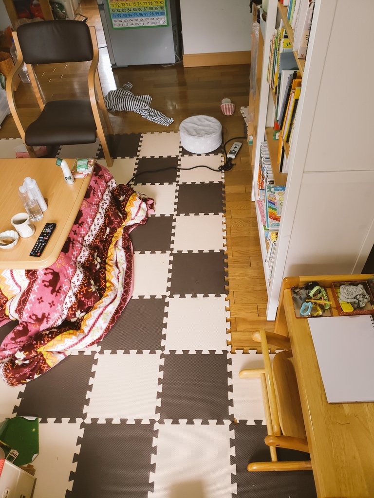 pentokichi's tweet photo. 昨日の夜久しぶりに子育て本を何冊か読んで実行したこと。娘が机に向かって作業がしやすいように、あと本棚から本を取りやすいようにコタツをずらしてスペースを確保してみた。机の上の整理も自分がやって真っ白な画用紙を置いておいたら朝起きてすぐ机に向かってくれた。良かった。 https://t.co/5HJAVtUt0q