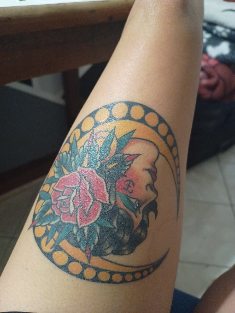 qu3ved's tweet photo. Ainda apaixonada nessa tattoo, Fabrício me chamou de modelo, eu fui né.
Logo eu que não queria mais esse estilo. 
   Fiquei surpreendida https://t.co/z7BDNKLpnK