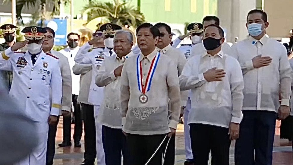 IllegalEnglish's tweet photo. .
Everybody’s saluting. Except the guy holding a piece of string.
. https://t.co/NQYlRtK5UB
