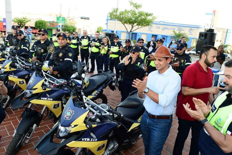 Marigabis01's tweet photo. Ainda na ocasião, o prefeito @AllysonBezerra_ assinou o decreto que institui a Carteira Funcional dos Agentes Municipais de Trânsito e Nomeação de Servidores aprovado na Seleção Interna para as funções de Inspetores e Subinspetores da Guarda Civil Municipal. https://t.co/EsyLMyPMy3