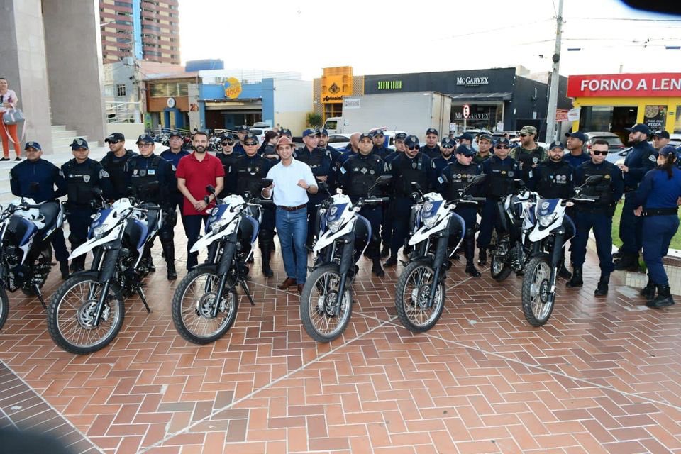 Marigabis01's tweet photo. Ainda na ocasião, o prefeito @AllysonBezerra_ assinou o decreto que institui a Carteira Funcional dos Agentes Municipais de Trânsito e Nomeação de Servidores aprovado na Seleção Interna para as funções de Inspetores e Subinspetores da Guarda Civil Municipal. https://t.co/EsyLMyPMy3