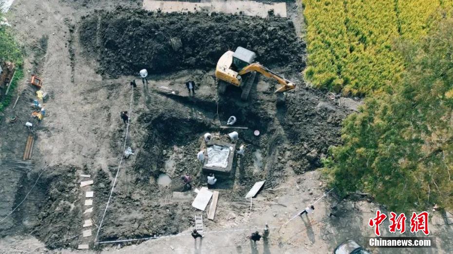 PDChinese's tweet photo. 【江蘇建湖發現一處錢幣窖藏遺存 出土錢幣約1.5噸】據江蘇鹽城市建湖縣文化廣電和旅遊局，該縣發現一處錢幣窖藏遺存，已出土錢幣約1.5噸，多為唐宋時期錢幣。這些錢幣整齊分層平鋪，成貫銅錢以草繩串聯，錢幣整體保存完好，多數銘文清晰。 https://t.co/suhdyuv6eG