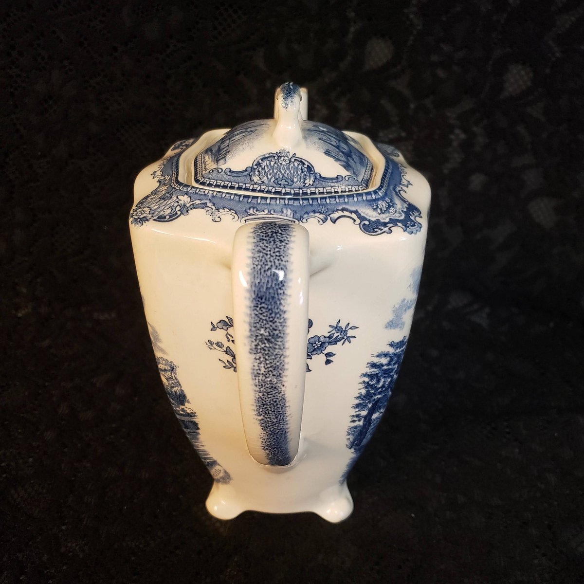 Lyn_Bluefish901's tweet photo. Johnson Brothers Old Britain Castles Stoneware, Blue Transferware, Large Square Coffee Server, Elegant Kitchen Dining Decor, Prop, PERFECT https://t.co/stDGreKFtF #Etsy #EAPG on Etsy #AmazingFunVintage.etsy.com #Vintage #CoffeeServer https://t.co/D6ZSKpfAxZ
