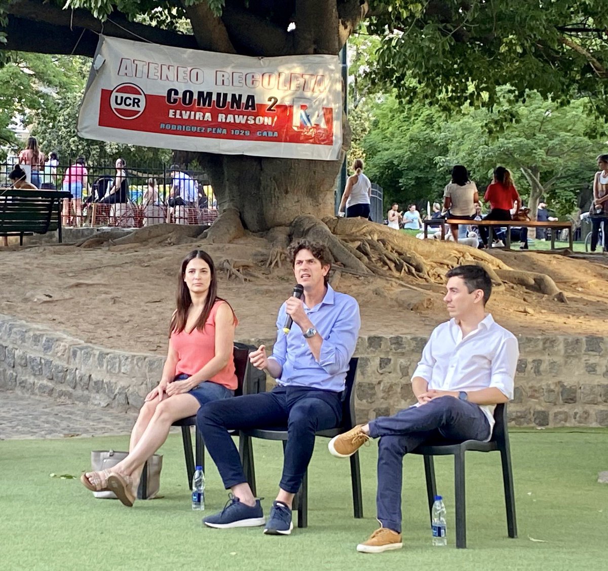 ateneorecoleta's tweet photo. #ElviraRawson junto a @GugaLusto @marielacoletta @pedrocalvo10 @hernan_najenson en la charla con los vecinos de Recoleta @ateneorecoleta @UCRCapital Excelente reunión ! 🇵🇱🇵🇱🇵🇱🇵🇱 https://t.co/Wh2qJa17bw