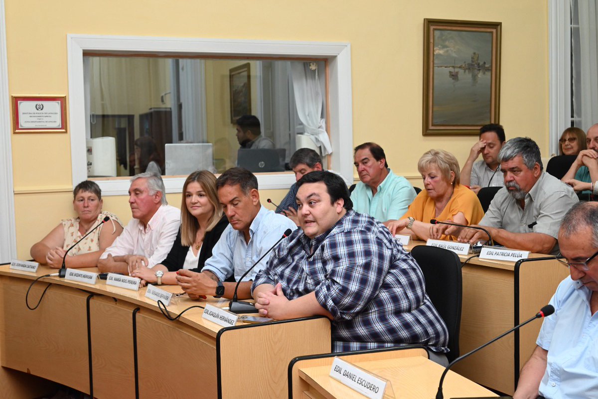 lavalleja22's tweet photo. Hoy asumió la Dra María Noel Pereira Saravia como presidente de la junta departamental de Lavalleja, Emilio Cáceres como 1er Vice y Hugo Olascoaga como 2do Vice . Todos excelentes compañeros pero sobre todo grandes personas. Me quedo contento del cambio y del gran equipo formado. https://t.co/nptjgDtzfe