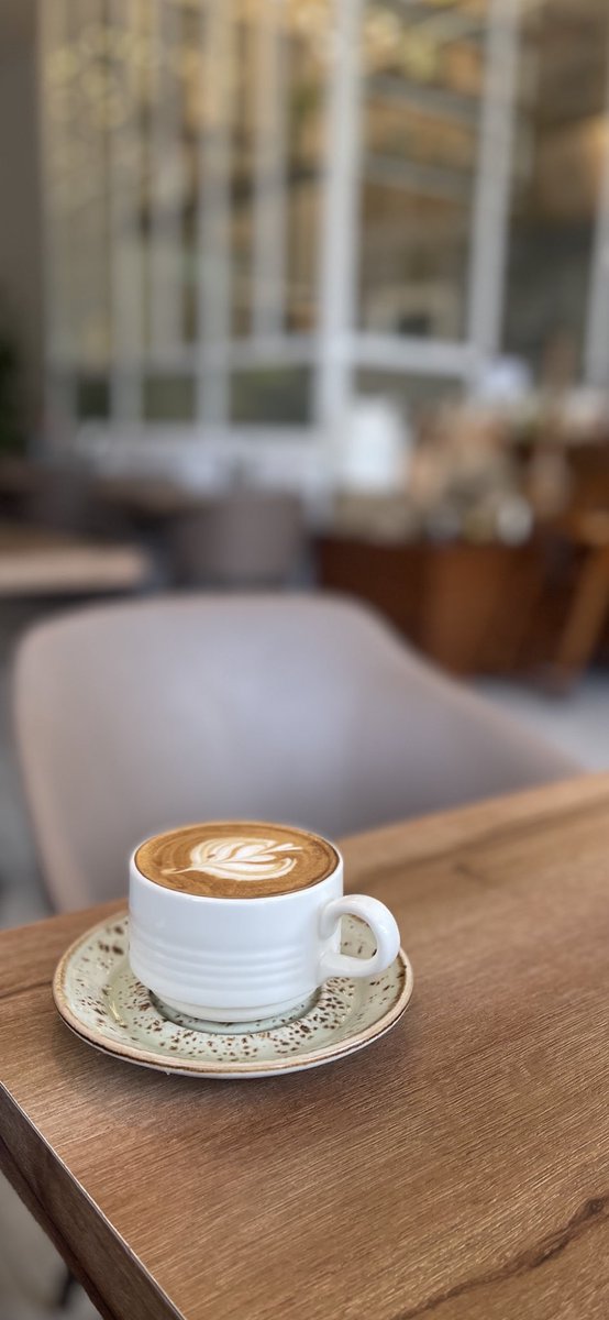 fatimhO2's tweet image. "وكَم كان صعبًا أن أُديرَ عنكَ وجهي، أنا التي أردتُ الإلتصاقَ بكَ مدى الحياة."