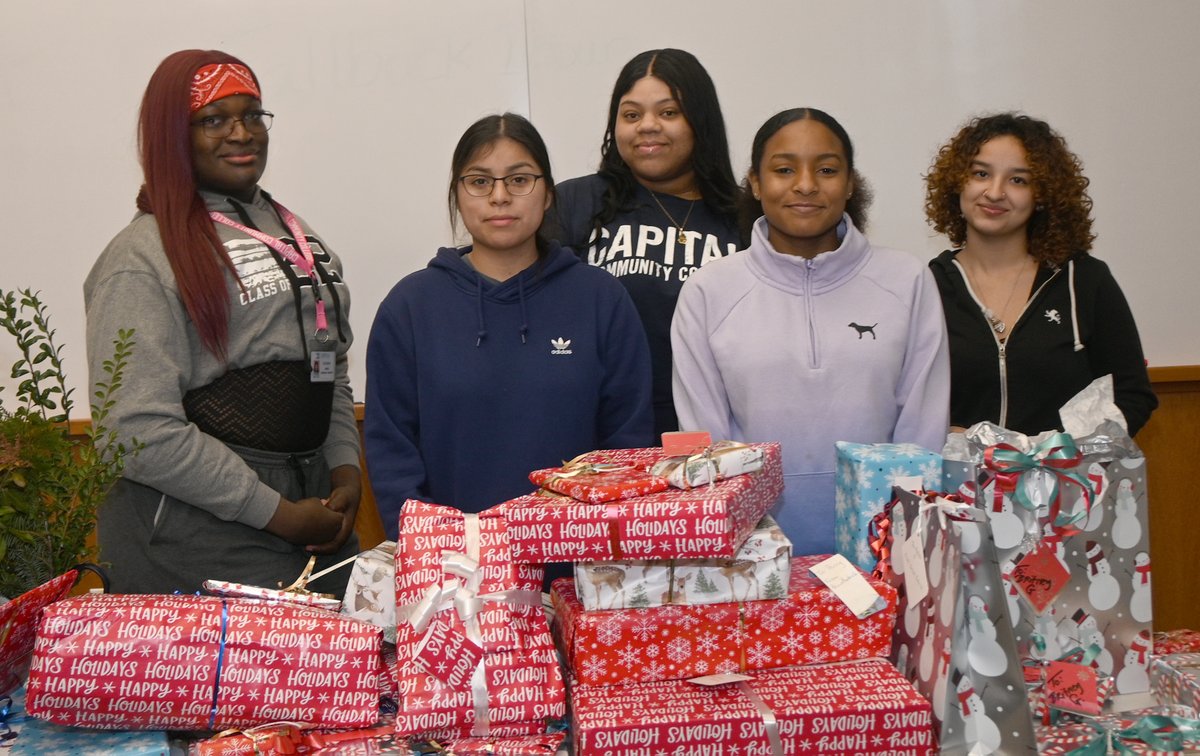 For #GivingTuesday2022, your gift will help us support recent high school grads so they start &amp; persist through their first year of community college. Thanks to Brown Rudnick's Hartford law firm for giving holiday gifts to students. @capitalcc_ct <a href="/CTMCC/">Manchester Community College</a>  @MxCC_CT @QVCC