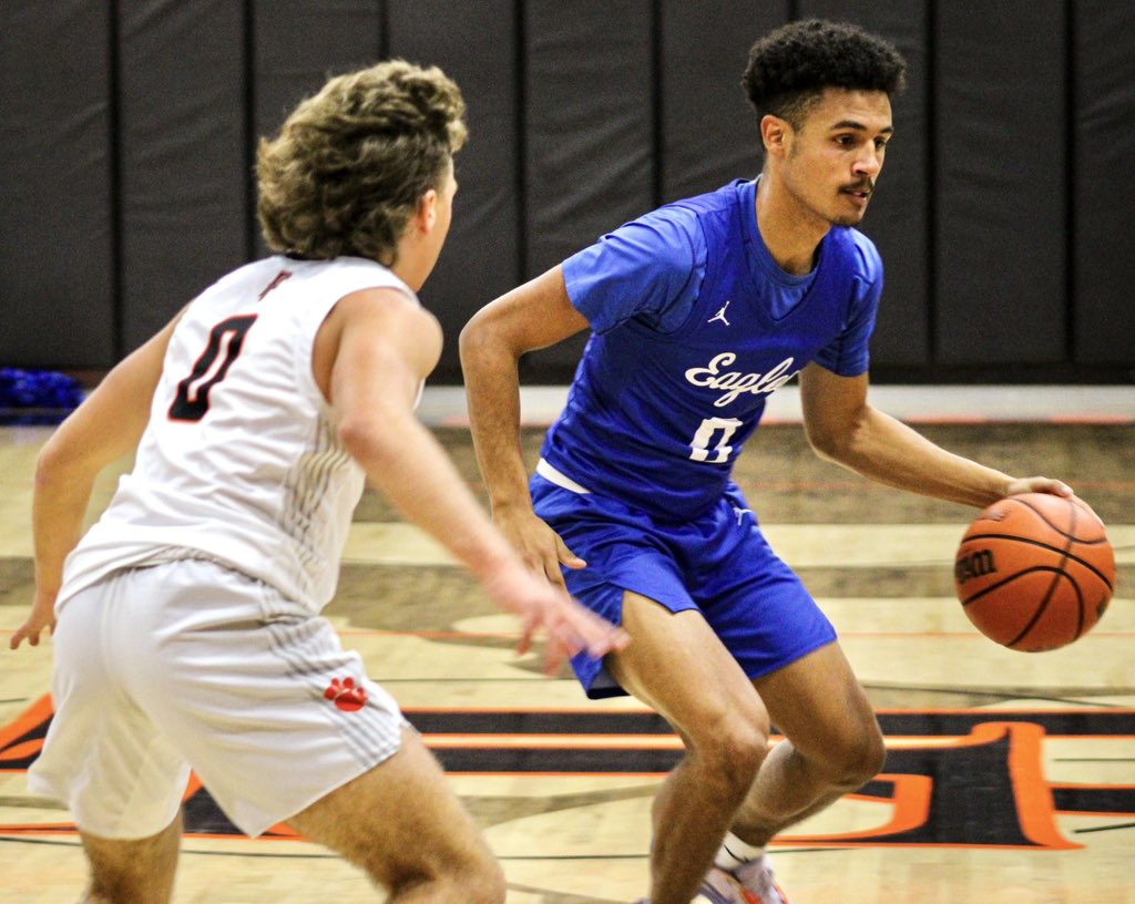 jnichols_2121's tweet photo. A few shots from tonight in Pigeon Forge. Last one of @PaxtonCoggins really tells the story of the first 16 minutes of the boys’ game. 📸🦅🏀 #TeamCanon https://t.co/4dfFYGVSMJ