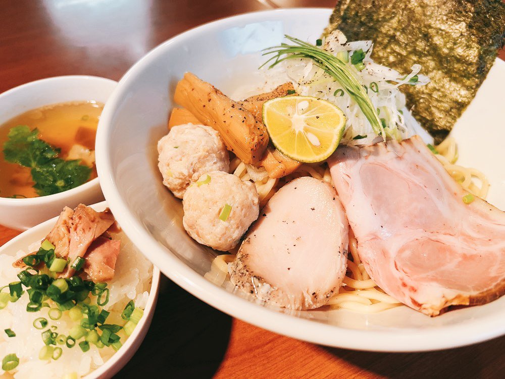 ramen_oguri0301's tweet photo. 本日も22時まで♡
限定は鶏油のまぜそばあたたかいお茶漬けセットです♡
スープをちょこちょこのみながらもいいなと思います‼︎
残りのスープとごはんを丼に残った油ガーしながらお茶漬けでガーーーっといってください♡
柚子胡椒がいい仕事してます♡
餃子むちむちできたてです‼︎‼︎ https://t.co/o5GyKpu5dB