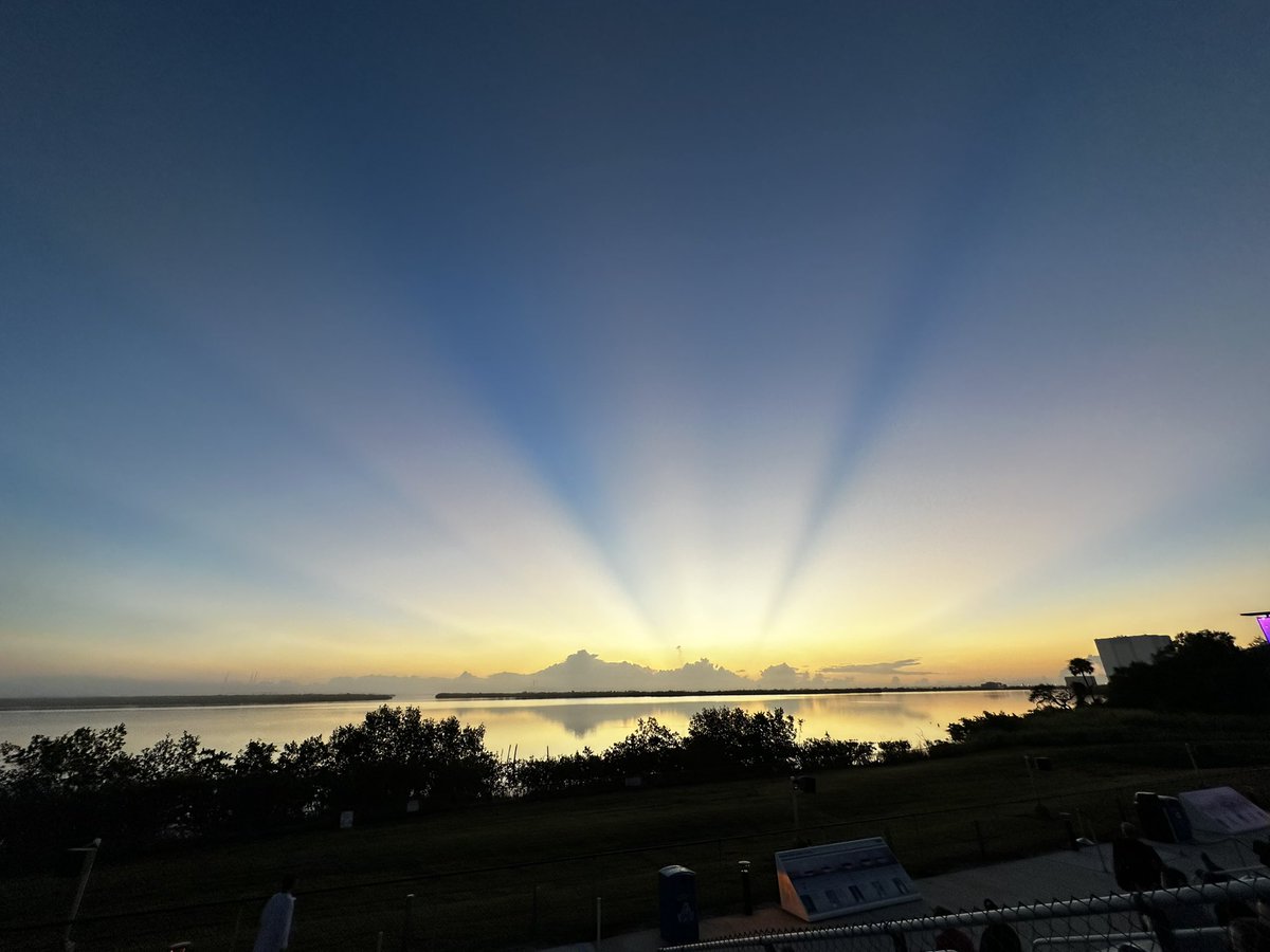 Sunrise behind SLC-39A. 

#spacex #FalconHeavy #photography