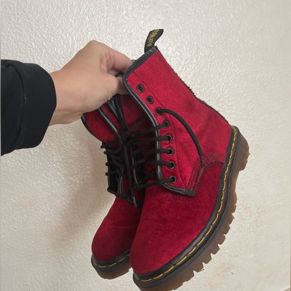 So good I had to share! Check out all the items I'm loving on <a href="/Poshmarkapp/">Poshmark</a> #poshmark #fashion #style #shopmycloset #kayunger #whitehouseblackmarket #drmartens: posh.mk/iuiOsSmGmvb