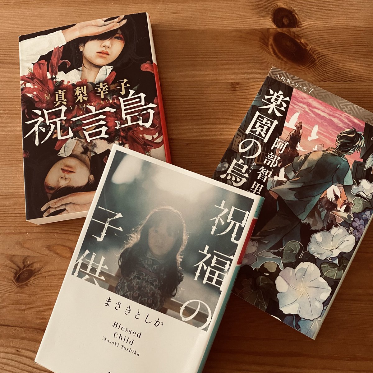 michan00's tweet photo. 溢れていく本棚とあたらしい本
そしてお気に入りの金木犀のお香。 https://t.co/MiB6akoy5G