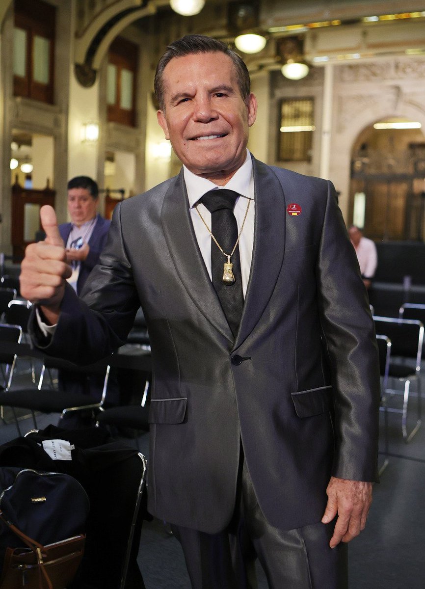 Fer_moreno17's tweet photo. Tras 25 años de carrera, el legado de @Jcchavez115, sigue en ascenso como leyenda del boxeo mexicano, incluso a 17 años de su retiro como profesional; recibió el Premio Nacional de Deportes 2022: “la cerecita del pastel”. 📜🥊

Mi entrevista para @CONADE:
https://t.co/IWOcCkn9iT https://t.co/4nDYZaBUlC