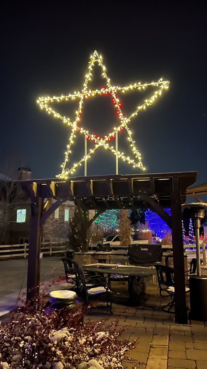 ErikHouseofhuge's tweet photo. The neighborhood has stepped up their game this season! #christmas2022 #snow #playinginmybackyard https://t.co/LKIBtnFjPU