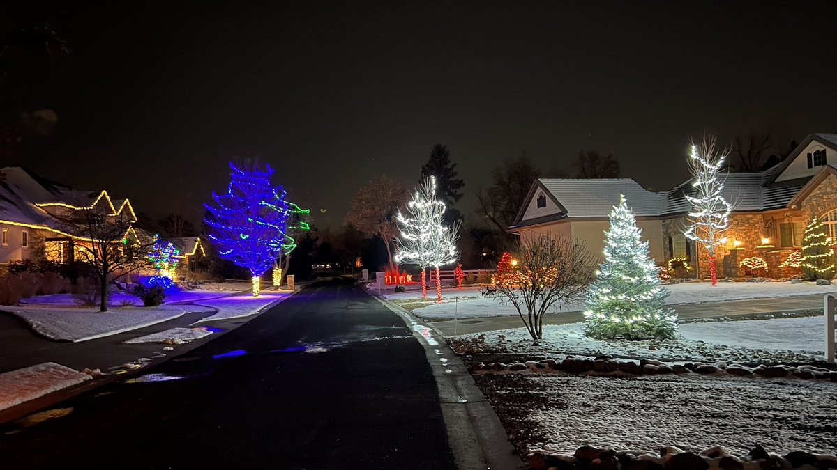 ErikHouseofhuge's tweet photo. The neighborhood has stepped up their game this season! #christmas2022 #snow #playinginmybackyard https://t.co/LKIBtnFjPU