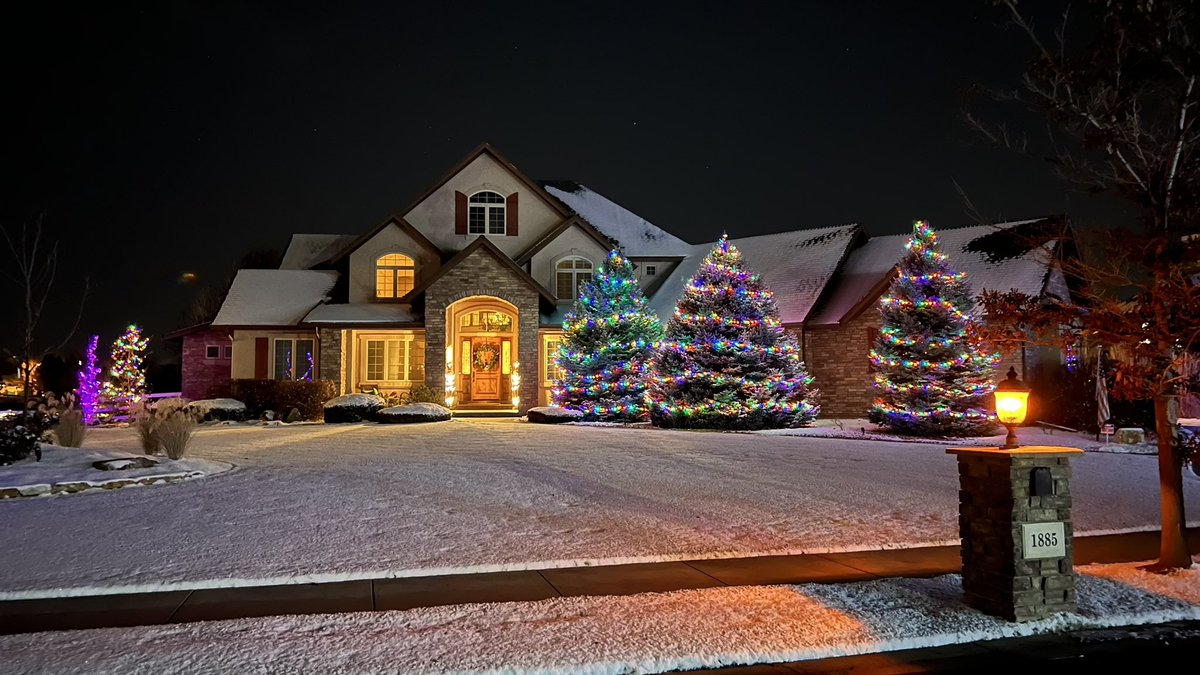 ErikHouseofhuge's tweet photo. The neighborhood has stepped up their game this season! #christmas2022 #snow #playinginmybackyard https://t.co/LKIBtnFjPU