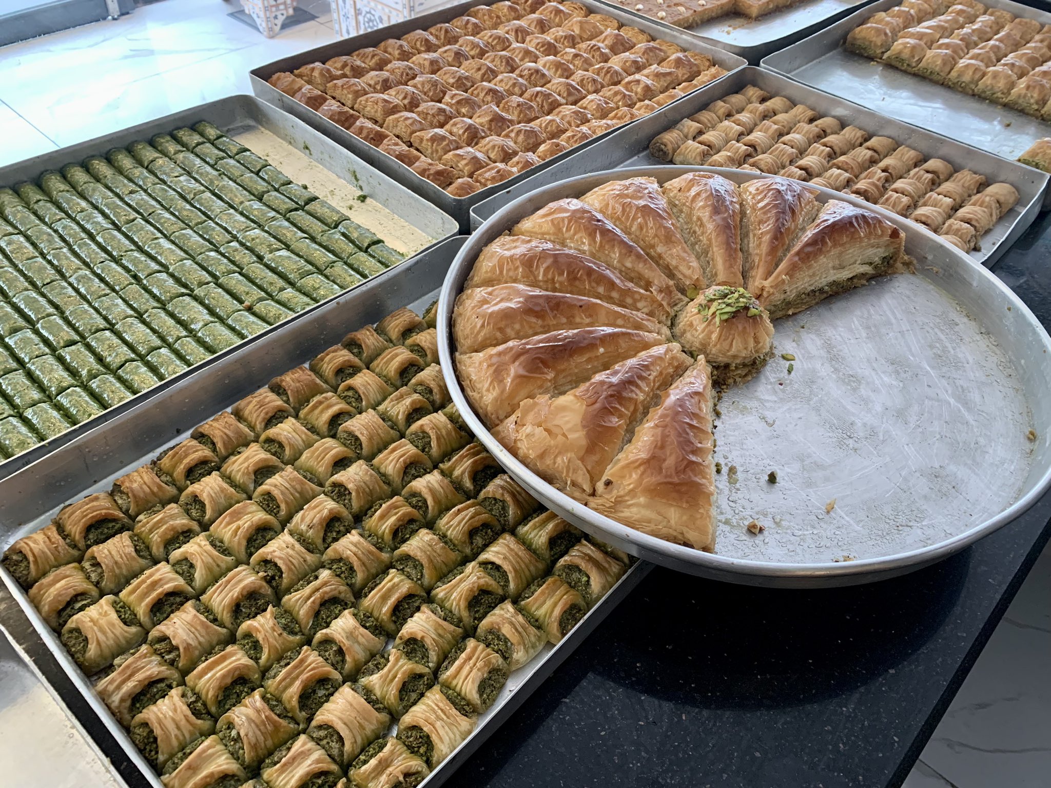 カフェバグダッドバクラヴァ本・増補新装版刊行決定 on Twitter 