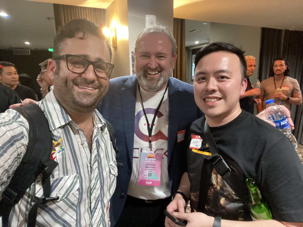 andrewkatz's tweet photo. See you next year @DcentralCon 🚀🚀🚀 much work to do and feeling like we’ve been totally refueled by the infectious energy here - so grateful @hackapreneur 🙏🏽 #web3 #ownwhatyoudo https://t.co/y5tLiuoxME