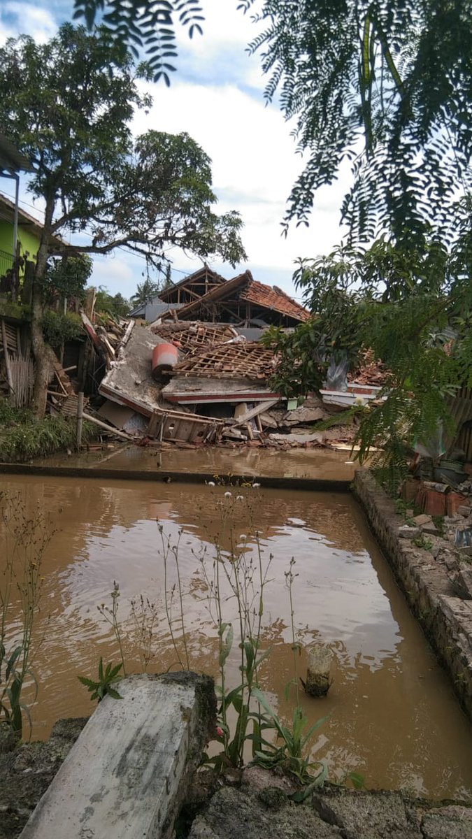 heejindepok's tweet photo. ‼️HELP RT ‼️

Permisi temen², jadi gw punya temen ditempat gw dulu kerja di cibiuk namanya Hadi atau bisa dipnggil aceng, nah dia ini kemarin kena musibah cianjur kemarin, Alhamdulillah keluarga yang lain selamat, tapi neneknya meninggal ditempat karna tertimpa reruntuhan.... https://t.co/Y9pQWOnGbW