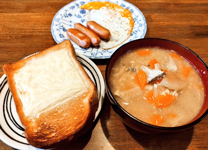 朝イチ仕事入ってたので、遅めのちゅんずモーニング。あら汁作りすぎてキャリーオーバーしてもた。 