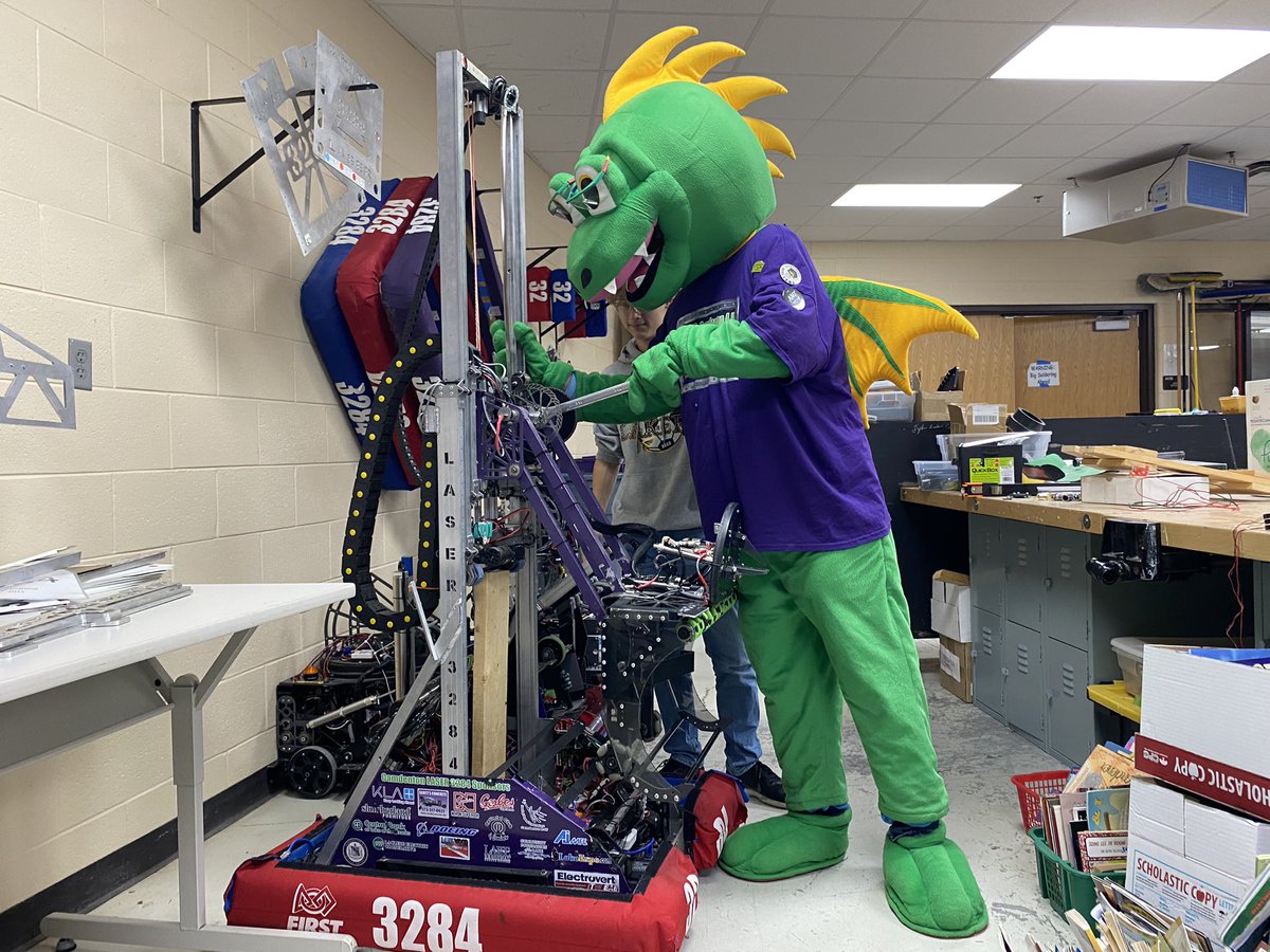 It’s beginning to look a lot like robots! #TeamREV #Laser3284