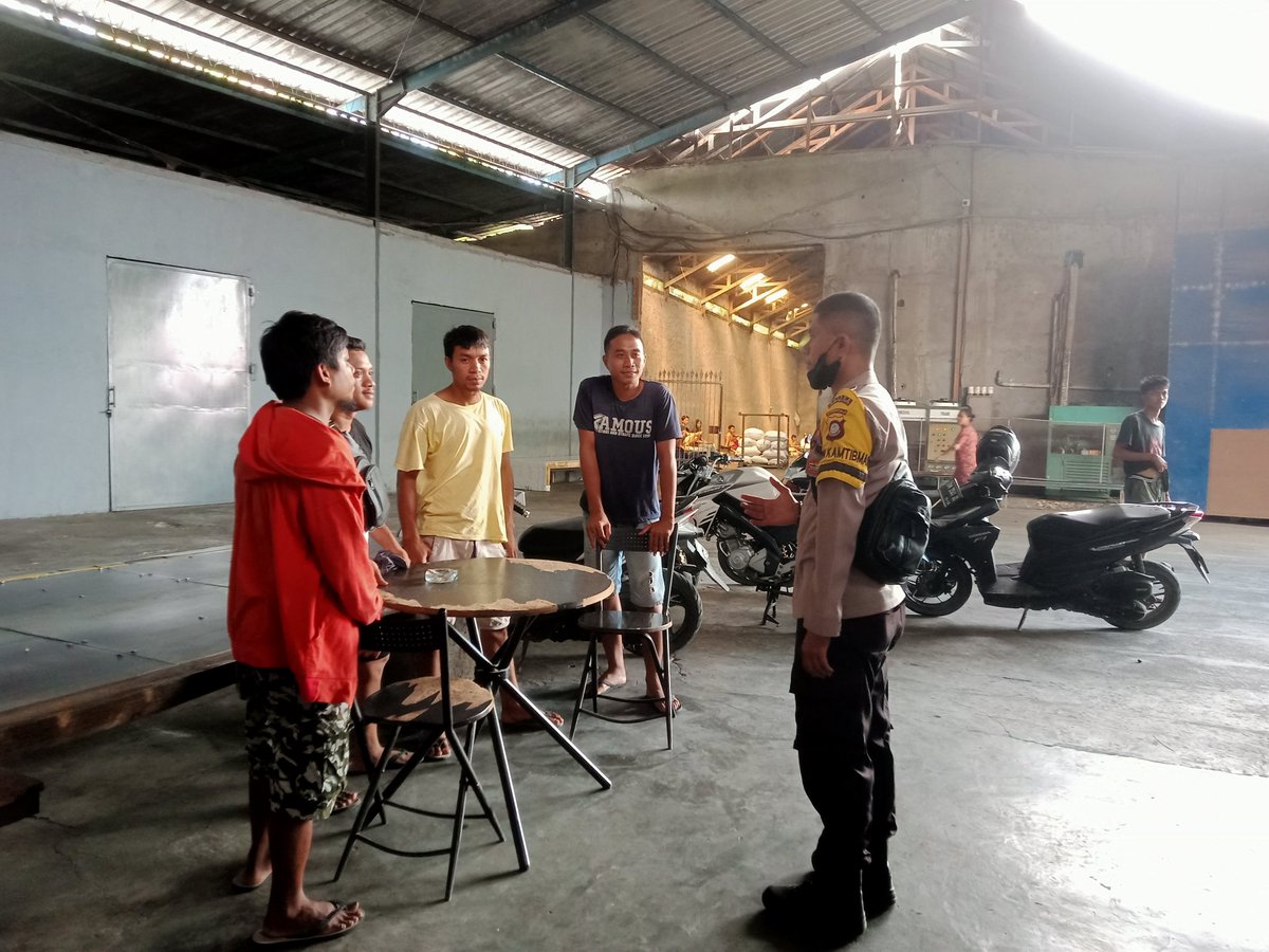 MartoniPande's tweet photo. Menindaklanjuti arahan Kapolres Gorontalo Kota bhabinkamtibmas Kel.Tuladenggi  kec.Dungingi kota Gtlo Aipda M.pande,SH  melaksanakn sambang kepada karyawan PT kemiri putih/Jagung.

#PolresGorontaloKota
#KapolresGorontaloKota
#HumasPolresGorontaloKoTa
#PolsekDungingi https://t.co/DgISdi2sGM
