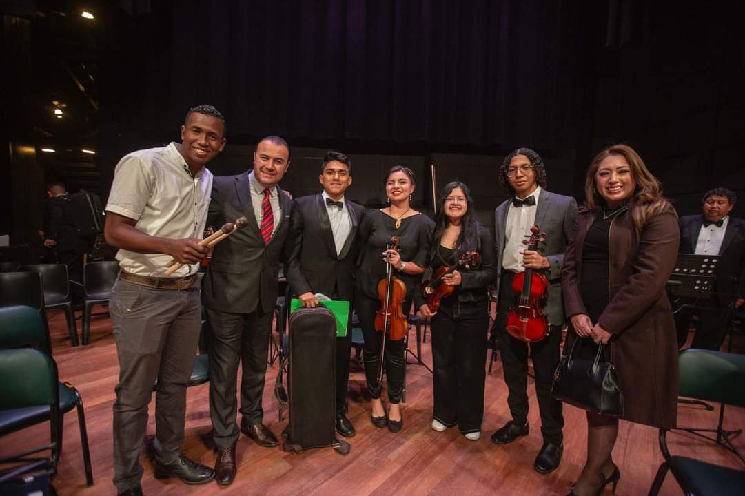 NapoCadena's tweet photo. La Orquesta Sinfónica Municipal, un verdadero orgullo para los #riobambeños.
Compartimos la alegría de lo que fue la conmemoración del séptimo aniversario de creación de la #OSMUR en el #TeatroLeón. https://t.co/qyDPKh6Xv8