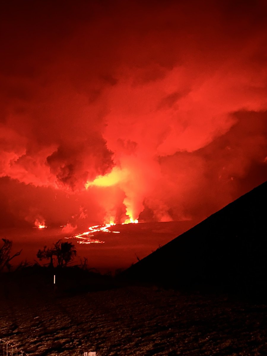 OakleyBoiii's tweet photo. Absolutely unbelievable. Unreal. Mauna Loa eruption 2022 https://t.co/a7KIATIV26