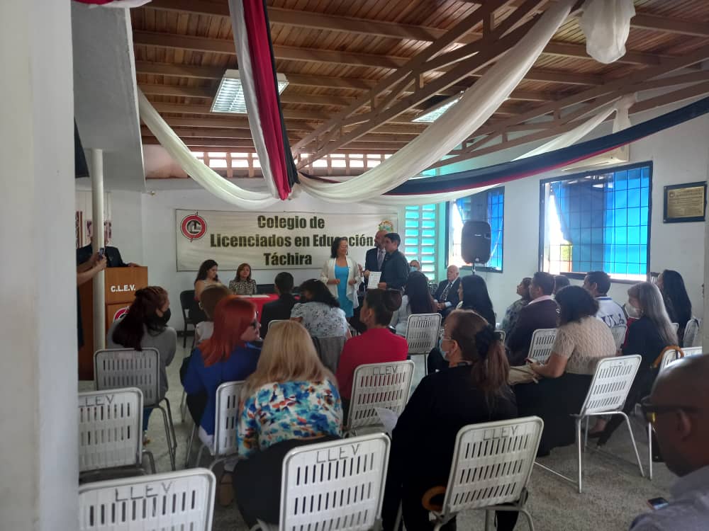Obs_Educacion's tweet photo. Fundaredes, reconoce y da valor al Colegio de Licenciados, seccional Táchira, por su constancia y amplia trayectoria en la defensa de los DDHH,  contractuales y labores de los profesionales de la docencia. https://t.co/nqirpMUoX3