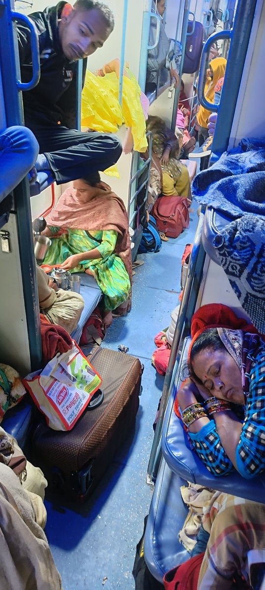 kashyap4ever's tweet photo. This is not a general coach, it's Sleeper coach in ASR HWR exp 13006, all waitlist and general ticket passengers travelling in same coach. Toilet water is spreading around the coach. Such a bad service by our railway. @RailwayNorthern @RailMinIndia https://t.co/2Sm6HDy0Me