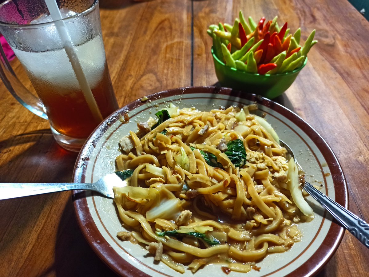 Ndameaan's tweet photo. Salah satu menu favorit saat berkunjung ke #NganjukKotaAngin adalah Mie Pak Tomie ini. Rasanya serba pas di lidah.
#TPPGresikBisa
@BakronHadi1
@KuswariAries https://t.co/xw3i6T7tWk