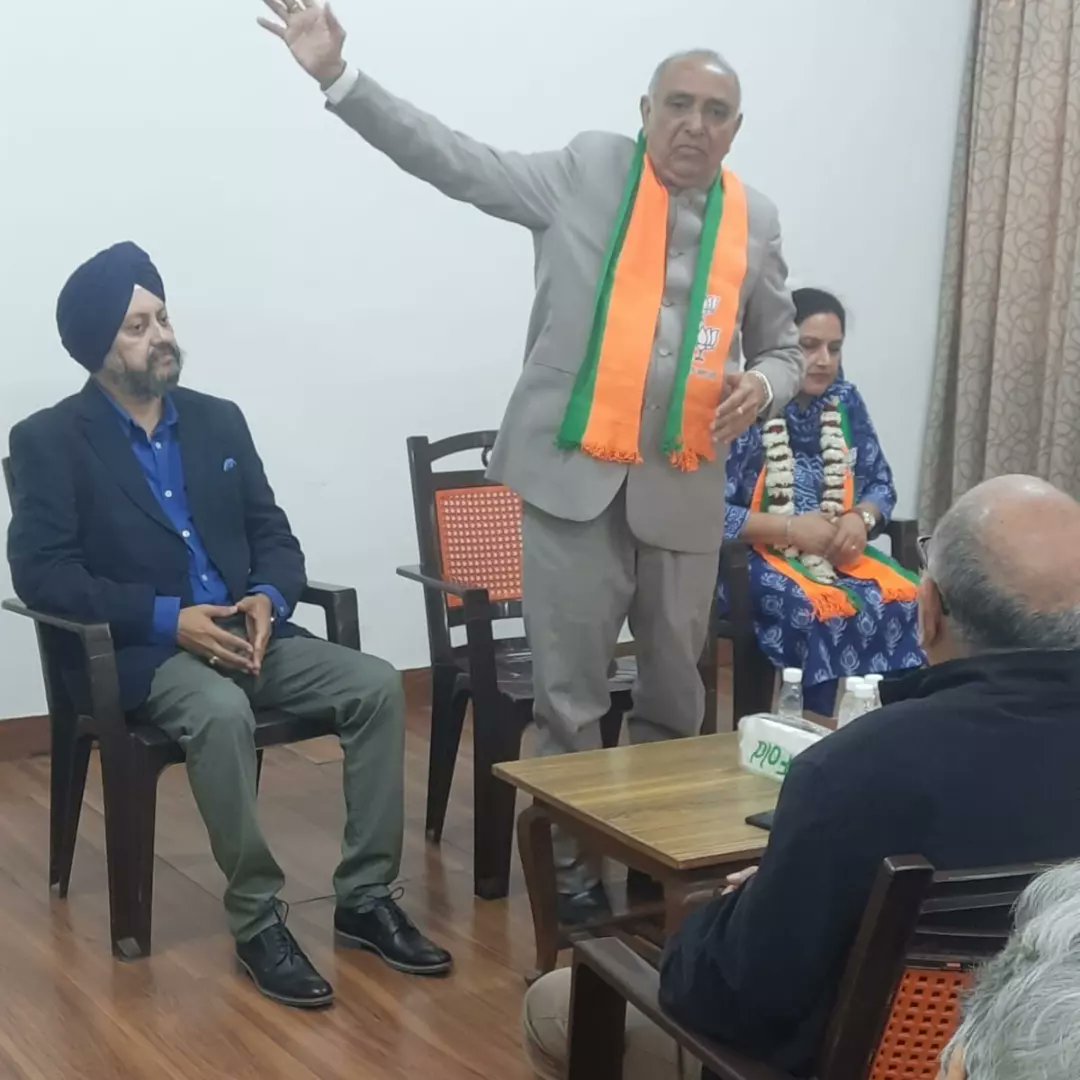 RSharmabjp's tweet photo. चुनाव प्रचार करते हुऐ शान्ति निकेतन वेलफेयर एसोसिएशन के साथ वसन्त विहार वार्ड से भा. ज.पा प्रत्याशी श्रीमती राज रानी।
@AmitShah @blsanthosh @sunilbansalbjp @siddharthanbjp @M_Lekhi @PandaJay @BansuriSwaraj @alka_gurjar @adeshguptabjp @BJP4India https://t.co/kS5gCxbd8C