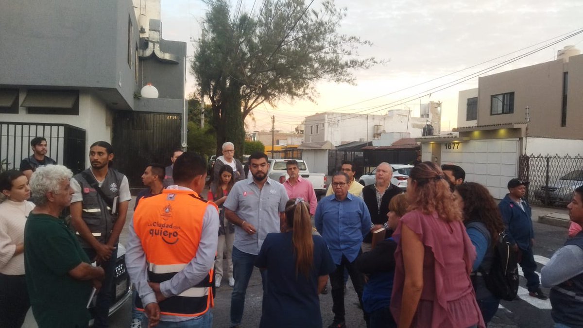 ArqEnriqueAG's tweet photo. Hoy es día de Recorrido de "Enchulemos Guadalajara" con el Coordinador @felixgastelum1 y la Diputada @PrisFrancoB 
Estuvimos en Colón Industrial junto con vecin@s para dejar la Colonia con 0 reportes, todos fueron atendendidos por las áreas operativas 👷🏻‍♂️🚍💡
#LaCiudadQueQueremos https://t.co/inaplFG8jR
