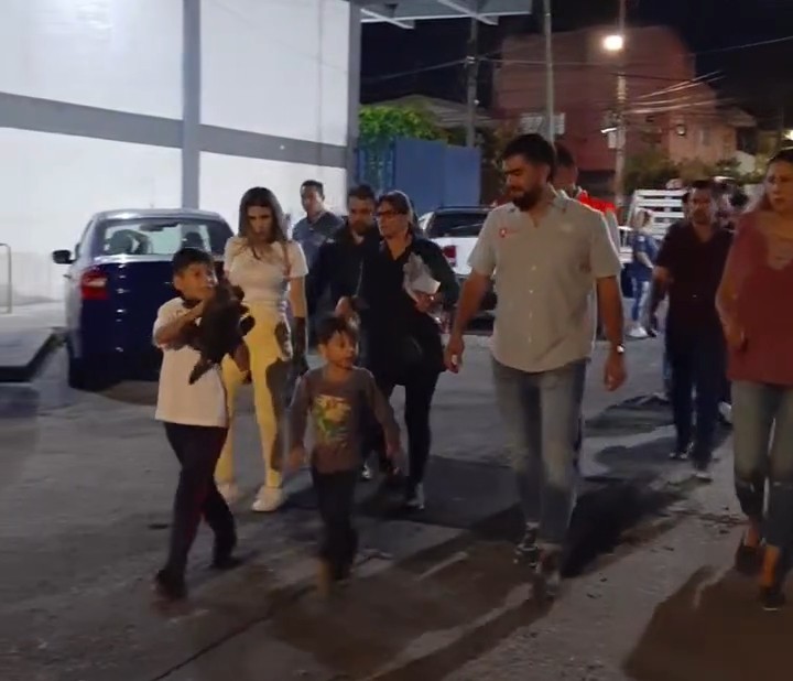 ArqEnriqueAG's tweet photo. Hoy es día de Recorrido de "Enchulemos Guadalajara" con el Coordinador @felixgastelum1 y la Diputada @PrisFrancoB 
Estuvimos en Colón Industrial junto con vecin@s para dejar la Colonia con 0 reportes, todos fueron atendendidos por las áreas operativas 👷🏻‍♂️🚍💡
#LaCiudadQueQueremos https://t.co/inaplFG8jR