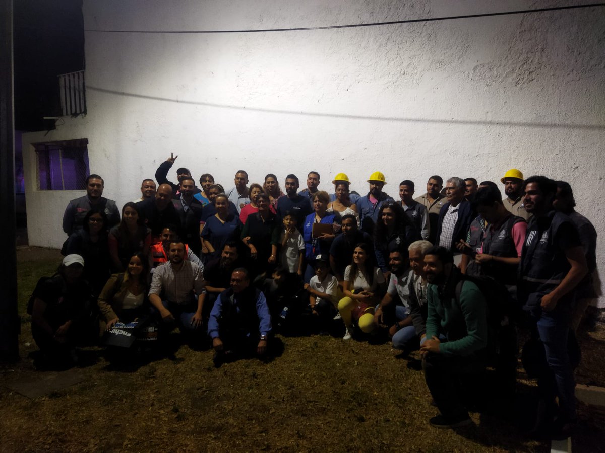 ArqEnriqueAG's tweet photo. Hoy es día de Recorrido de "Enchulemos Guadalajara" con el Coordinador @felixgastelum1 y la Diputada @PrisFrancoB 
Estuvimos en Colón Industrial junto con vecin@s para dejar la Colonia con 0 reportes, todos fueron atendendidos por las áreas operativas 👷🏻‍♂️🚍💡
#LaCiudadQueQueremos https://t.co/inaplFG8jR