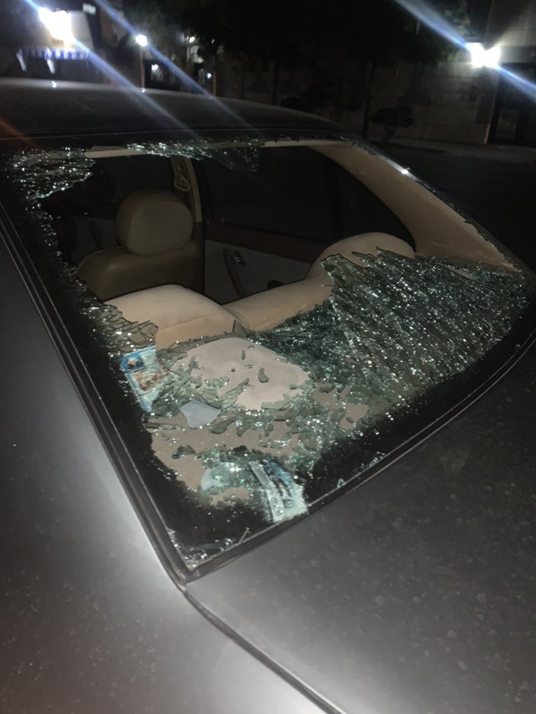 کرج، بامداد ۹ آذر

صرفاً بخاطر ماندن در ترافیک و بوق زدن شیشه‌ی ماشین یک مادر و دختر رو شکوندن.

به دختر اسپری فلفل و مادر رو کتک زدن.

تیمشون باخته وحشی‌تر شدن بی‌شرف‌ها!

#مهسا_امینی 
#تیم_ملا