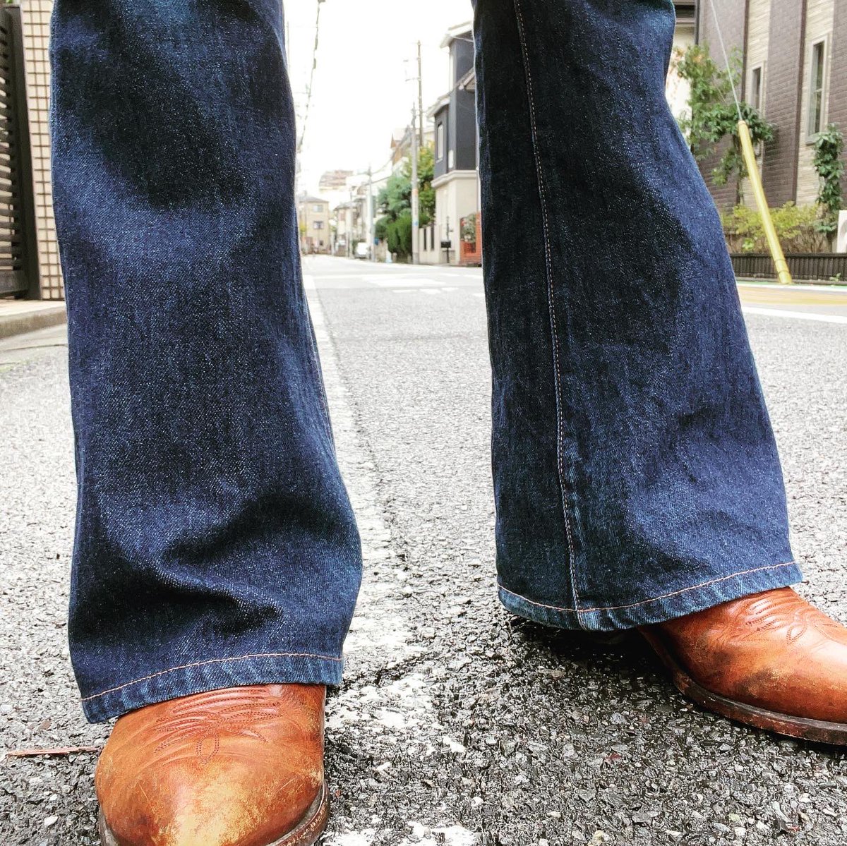 Angus_Ogawa's tweet photo. おはようございます。今日もガッツリとハードに70年代スタイル。#BigJohn のこのベルボトムは、 #Levis646 をカスタマイズしたかのような風貌で気に入ってます!20代の頃、気が狂ったかのようにベルボトム買い漁ってた日々が懐かしいww https://t.co/Vu7G9CfS66