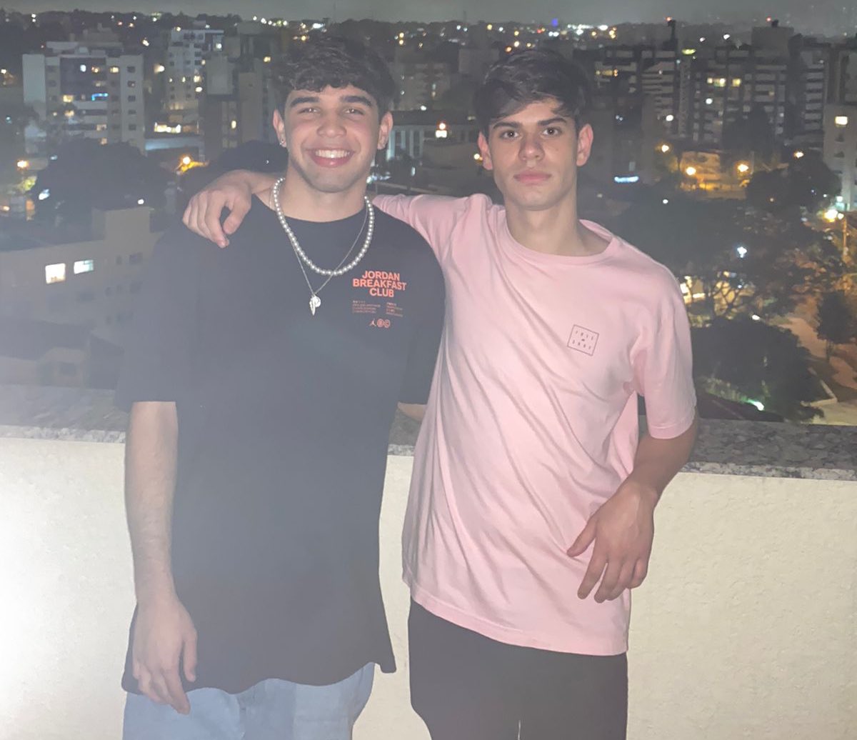 asromanticos_'s tweet photo. DESENTENDIMENTO! 🚨🚨

os atacantes @vinemetz_ e @eenzormm se desentendem no vestiário por falta de comprometimento de Enzo

a cobrança e pressão da torcida no artilheiro só aumentam após realizar 3 partidas e não marcar nenhum gol

NM7 ja tem 5 gols em 3 jogos https://t.co/ae3ZAQ6GF6