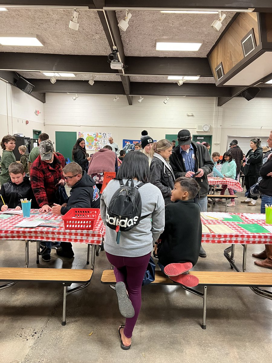 Great turn out to the Veva Blunt Literacy Night. Happy campers are happy readers!