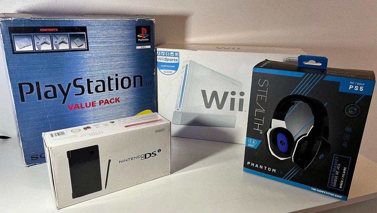 crazygaming89's tweet photo. GIANT SALE STARTING FROM TOMORROW!! 
Gonna have bits up to 40% off for a Christmas sale!!!! Clearing space for new stock incoming so grab your bargains while you can!! 🎄🕹️

#gamingcrazy #xbox #ps4 #gaming #gamer #retrogamer #retrogames #nintendo #gameboy #sega #sony #microsoft https://t.co/nsckYfbEJG