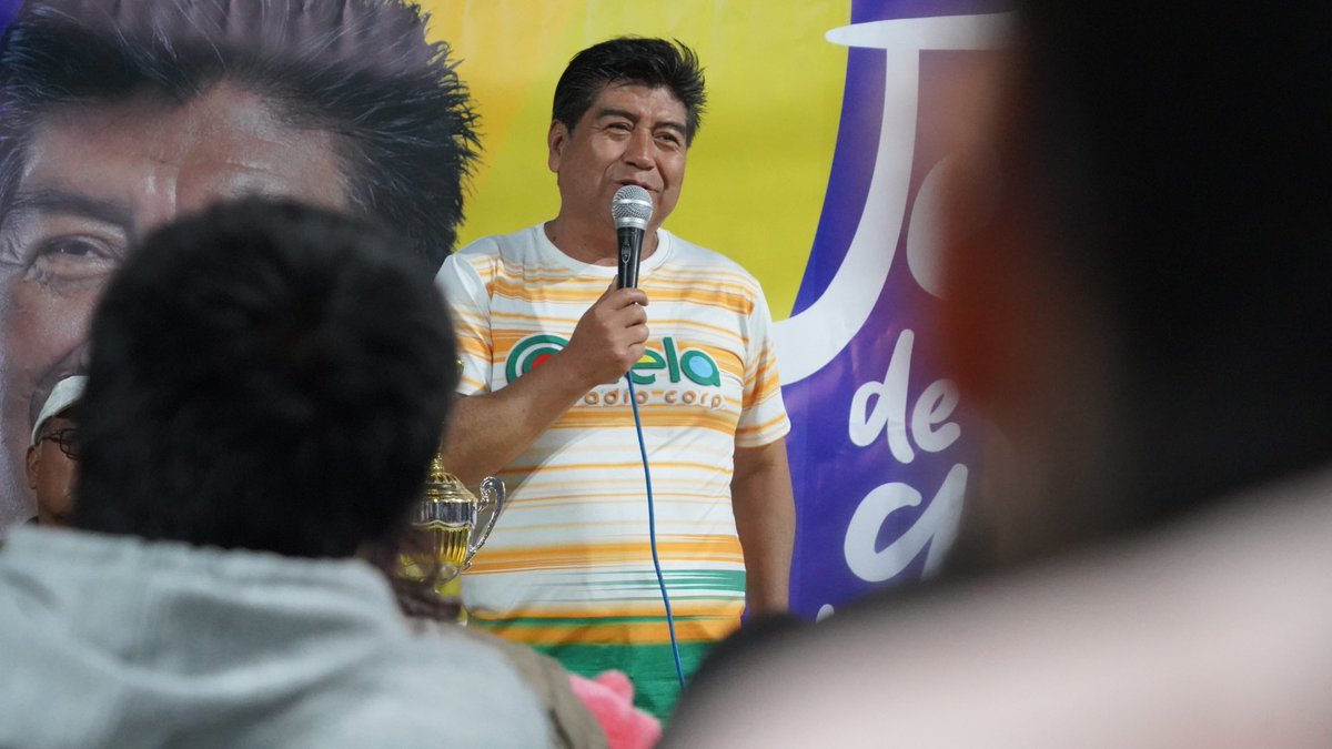 Yundaff's tweet photo. En Calderón, la parroquia más grande de Quito, el Dr. Jorge Yunda Machado compartiendo propuestas y una noche de alegría. El Ecuavoley une al barrio, genera comunidad, es  mucho más que un deporte. 
#JorgeDeLaGente https://t.co/77AitYyB4B