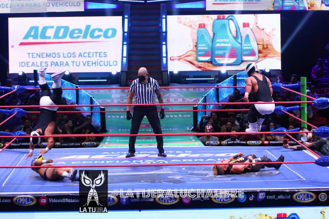LaTijeraLucha's tweet photo. Con doble "mortalito" de forma letal desde los esquineros #MicroGemeloDiabloI y #MicroGemeloDiabloII se llevan el triunfo ante #PerikitoZacarias y #Atomo; dejando caliente el ring de la majestuosa #ArenaMexico...
#latijeraluchalibre https://t.co/IrVuv8DdRY