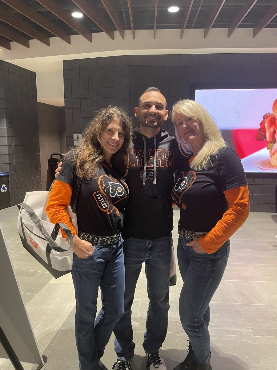 dianenov's tweet photo. Healthcare workers night #NHLFlyers #Ericlindros #terrycarkner #VPF https://t.co/06UYIgGZOw