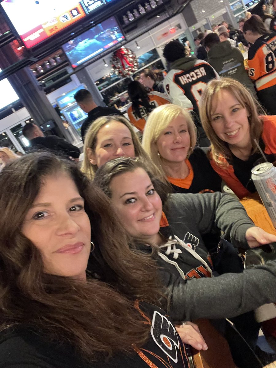 dianenov's tweet photo. Healthcare workers night #NHLFlyers #Ericlindros #terrycarkner #VPF https://t.co/06UYIgGZOw