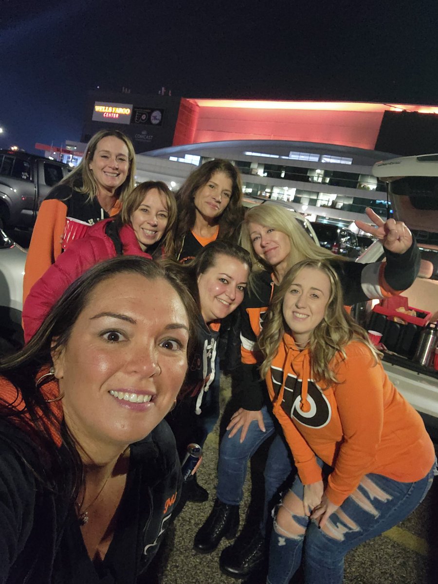 dianenov's tweet photo. Healthcare workers night #NHLFlyers #Ericlindros #terrycarkner #VPF https://t.co/06UYIgGZOw